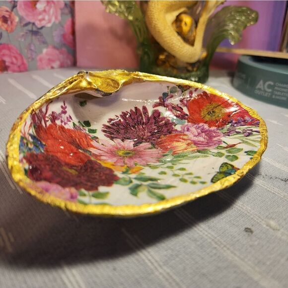DECOUPAGE CLAM SHELL DECOUPAGE FLOWERS ON A CLAM SHELL TRINKET DISH - Picture 5 of 8